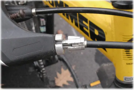 Cable adjuster on flat-bar brake lever