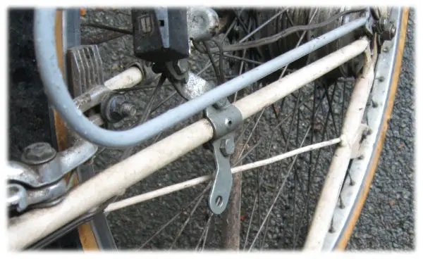 Brace to avoid bending the chainstay
